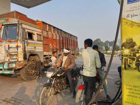 बरबर के इंद्राणी पंप पर बिना हेलमेट बाइक को पेट्रोल देते हुए। संवाद बरबर के इंद्राणी पंप पर बिना हेलमेट बाइक को पेट्रोल देते हुए। संवाद