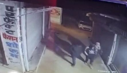 फोटो संख्या:57- सतनाली में दुकान में चोरी करता अज्ञात चोर-- सीसीटीवी फुटेज फोटो संख्या:57- सतनाली में दुकान में चोरी करता अज्ञात चोर-- सीसीटीवी फुटेज