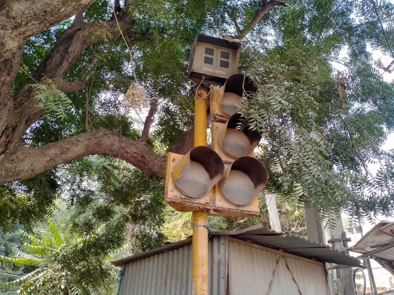 फोटो संख्या:60- माजरा चुंगी पर लगी खराब ट्रैफिक सिग्नल--संवाद