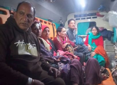 कनवार गांव के समीप हादसे में क्षतिग्रस्त बस को बस कोहटाती क्रेन।    संवाद