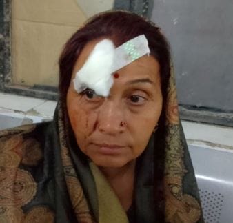 कनवार गांव के समीप हादसे में क्षतिग्रस्त बस को बस कोहटाती क्रेन।    संवाद