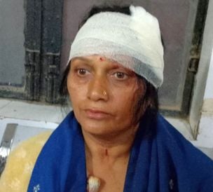 कनवार गांव के समीप हादसे में क्षतिग्रस्त बस को बस कोहटाती क्रेन।    संवाद