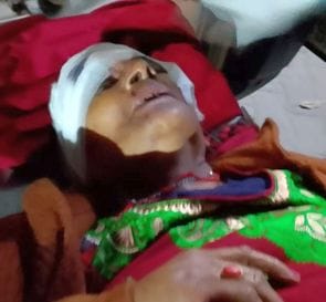 कनवार गांव के समीप हादसे में क्षतिग्रस्त बस को बस कोहटाती क्रेन।    संवाद