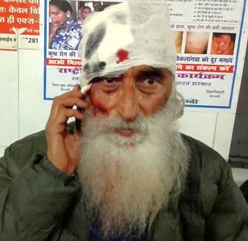 कनवार गांव के समीप हादसे में क्षतिग्रस्त बस को बस कोहटाती क्रेन।    संवाद