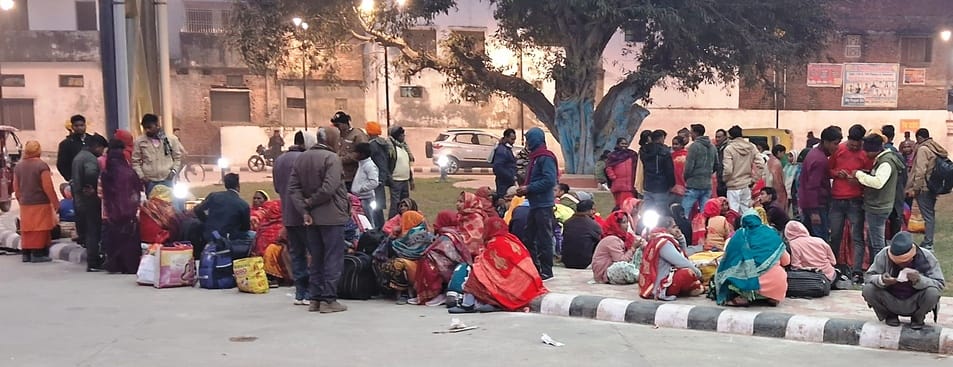 मैलानी में खड़ी महाकुंभ स्पेशल ट्रेनस्रोत-संंवाद