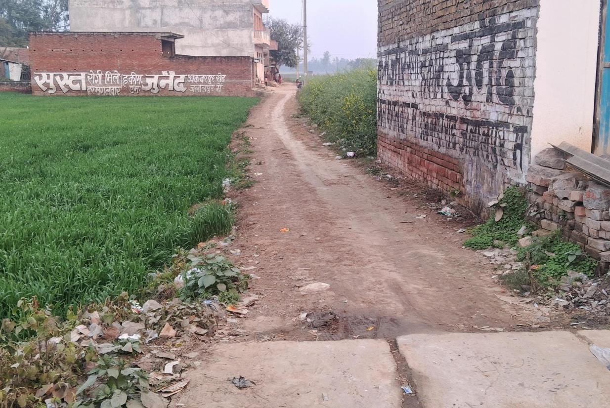 नगर पालिका जलालपुर के जमौली वार्ड में कच्ची नाली में जमा गंदगी।