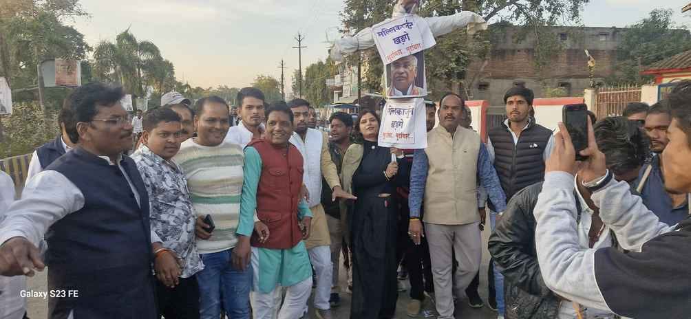 पुतला दहन करते भाजपा कार्यकर्ता