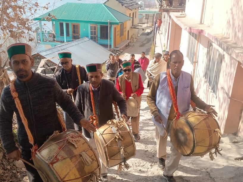 स्वर्ग प्रवास से लौटे देवता पल्थान के गुर साल भर होने वोले घटना के बारे में बताते हुए। संवाद स्वर्ग प्रवास से लौटे देवता पल्थान के गुर साल भर होने वोले घटना के बारे में बताते हुए। संवाद