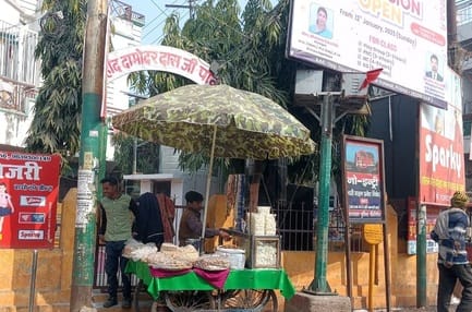 शहर के रामस्वरूप पार्क में टूटे पड़े झूले।संवाद शहर के रामस्वरूप पार्क में टूटे पड़े झूले।संवाद
