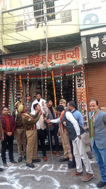 शामली में झंडा फहराते लायंस क्लब क्राउन के सदस्य । संवाद शामली में झंडा फहराते लायंस क्लब क्राउन के सदस्य । संवाद
