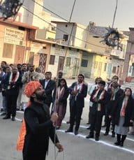 शामली में झंडा फहराते लायंस क्लब क्राउन के सदस्य । संवाद शामली में झंडा फहराते लायंस क्लब क्राउन के सदस्य । संवाद