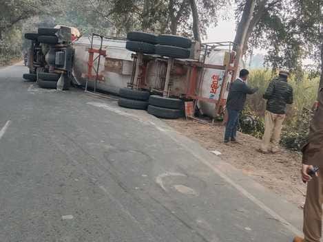 भीखमपुर में गैस कैप्सूल की टक्कर से पलटा ट्रैक्टर। संवाद भीखमपुर में गैस कैप्सूल की टक्कर से पलटा ट्रैक्टर। संवाद