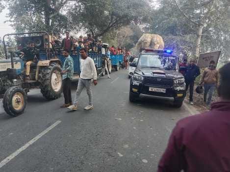 भीखमपुर में गैस कैप्सूल की टक्कर से पलटा ट्रैक्टर। संवाद भीखमपुर में गैस कैप्सूल की टक्कर से पलटा ट्रैक्टर। संवाद