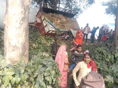 भीखमपुर में गैस कैप्सूल की टक्कर से पलटा ट्रैक्टर। संवाद भीखमपुर में गैस कैप्सूल की टक्कर से पलटा ट्रैक्टर। संवाद