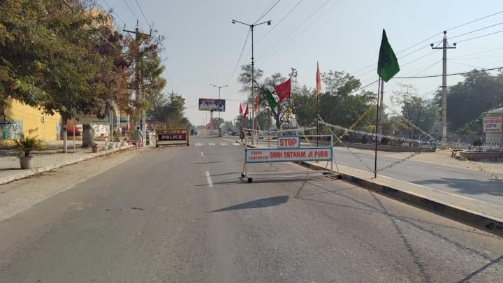 डेरा सच्चा सोदा के मैन गेट पर खडे़ श्रद्धालु। संवाद