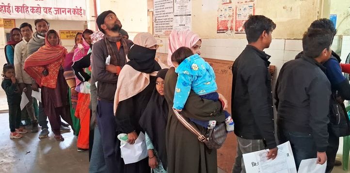 जिला अस्पताल में पर्चा बनवाने को लगी मरीजों की लाइन। संवाद जिला अस्पताल में पर्चा बनवाने को लगी मरीजों की लाइन। संवाद