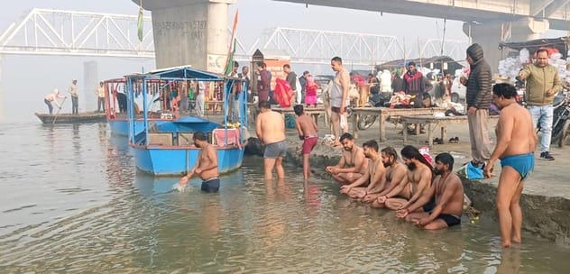 कछला पुल से गंगा घाट का जायजा लेतीं डीएम निधि श्रीवास्तव व एसएसपी। स्रोत-प्रशासन कछला पुल से गंगा घाट का जायजा लेतीं डीएम निधि श्रीवास्तव व एसएसपी। स्रोत-प्रशासन