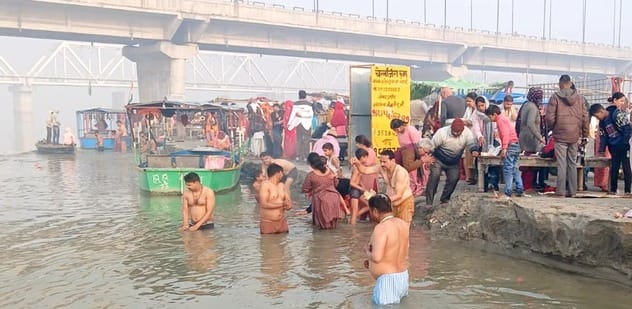 कछला पुल से गंगा घाट का जायजा लेतीं डीएम निधि श्रीवास्तव व एसएसपी। स्रोत-प्रशासन कछला पुल से गंगा घाट का जायजा लेतीं डीएम निधि श्रीवास्तव व एसएसपी। स्रोत-प्रशासन