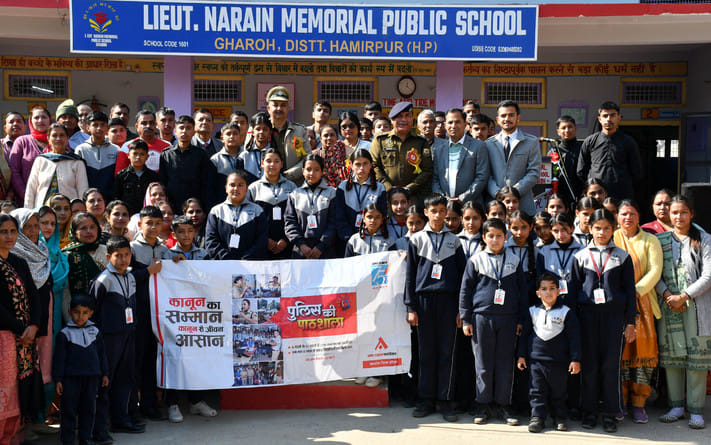 लेफ्टिनेंट नरैण मेमोरियल पब्लिक स्कूल घडोह में आयोजित अमर उजाला पुलिस की पाठशाला कार्यक्रम में 