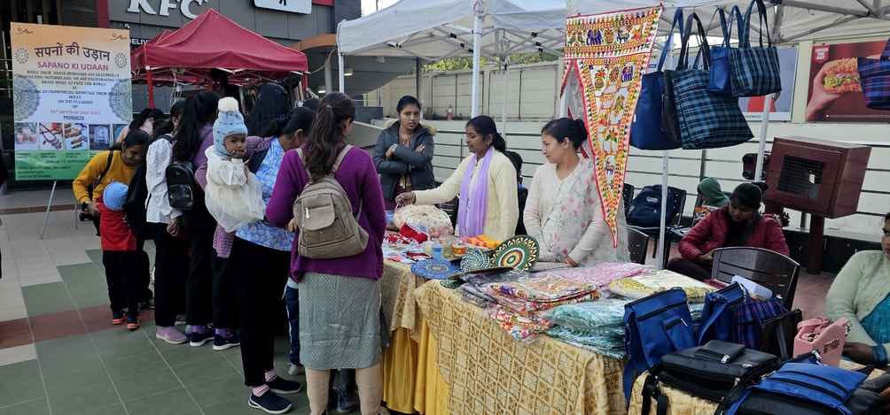प्रदर्शनी में अपने उत्पाद दिखाती सैनिकों की पत्नियां। स्रोत सेना प्रदर्शनी में अपने उत्पाद दिखाती सैनिकों की पत्नियां। स्रोत सेना