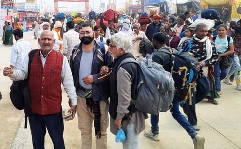 रोडवेज स्टैंड पर निरीक्षण के दौरान निर्देश देते एसएसपी डॉ. बृजेश कुमार सिंह साथ खड़ी डीएम निध रोडवेज स्टैंड पर निरीक्षण के दौरान निर्देश देते एसएसपी डॉ. बृजेश कुमार सिंह साथ खड़ी डीएम निध