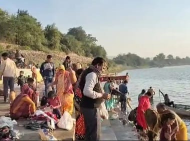 सीहोर। नर्मदा घाटो पर श्रद्धालुओं ने लगाई आस्था की डुबकी