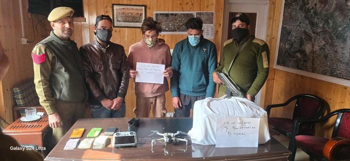 समीक्षा बैठक में उपिस्थत केंद्रीय राज्य मंत्री शोभा करंदलाजे व अन्य। संवाद