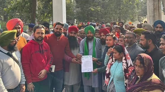 शहर के कलक्ट्रेट में जाते भारतीय किसान यूनियन चढूनी के पदाधिकारी व कार्यकर्ता।संवाद