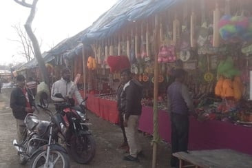 शारदा नदी के धनाराघाट पर मौनी अमावस्या को लेकर घनाराघाट पर मौजूद लोग ।संवाद शारदा नदी के धनाराघाट पर मौनी अमावस्या को लेकर घनाराघाट पर मौजूद लोग ।संवाद