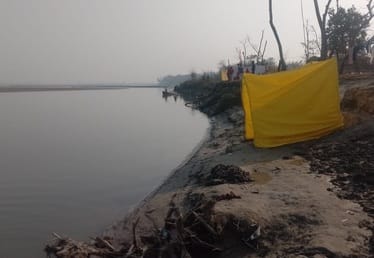 शारदा नदी के धनाराघाट पर मौनी अमावस्या को लेकर घनाराघाट पर मौजूद लोग ।संवाद शारदा नदी के धनाराघाट पर मौनी अमावस्या को लेकर घनाराघाट पर मौजूद लोग ।संवाद