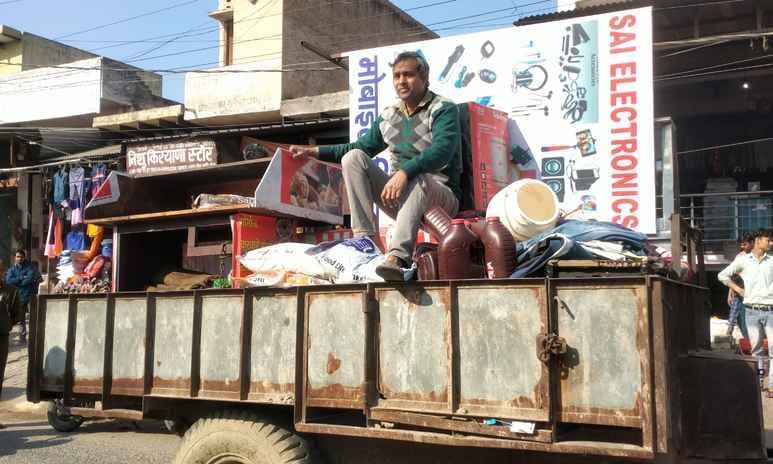 29jjrp19- झज्जर। कच्चा बादली रोड पर दुकानों के आगे चबूतरे को तोड़ते बुलडोजर। संवाद
