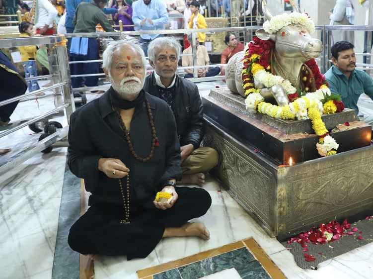 अभिनेता संजय मिश्रा ने किए बाबा महाकाल के दर्शन, बाबा महाकाल की भक्ति का दिखे लीन, गले और हाथ म अभिनेता संजय मिश्रा ने किए बाबा महाकाल के दर्शन, बाबा महाकाल की भक्ति का दिखे लीन, गले और हाथ म