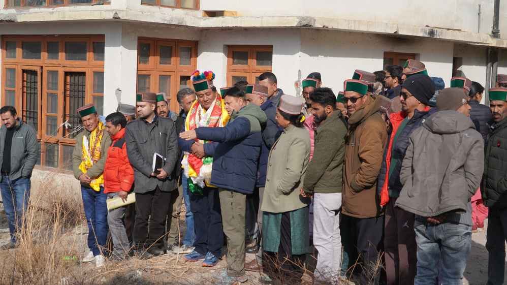 भोक्टू फॉर्म में उगाए जा रहे सेब की पौधों का जायजा लेते मंत्री जगत सिंह नेगी भोक्टू फॉर्म में उगाए जा रहे सेब की पौधों का जायजा लेते मंत्री जगत सिंह नेगी