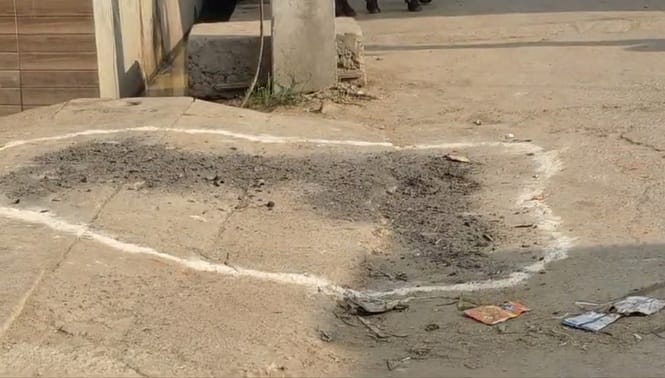 -फोटो 51 : घटना के बाद संजय के घर के नजदीक मौजूद लोग। संवाद