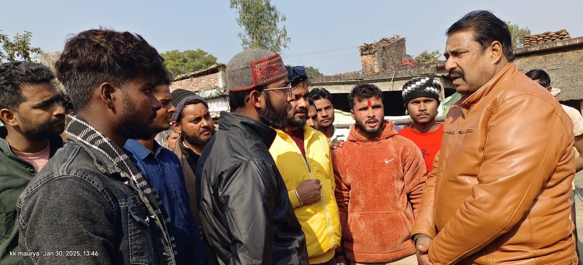 गांव में तैनात पुलिस फोर्स-संवाद