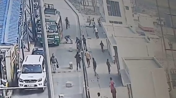 झिंझाना के पटनी परतापुर टोल प्लाजा पर ट्रक चालक तथा टोल कर्मियों के साथ मारपीट करते युवक। वीडि झिंझाना के पटनी परतापुर टोल प्लाजा पर ट्रक चालक तथा टोल कर्मियों के साथ मारपीट करते युवक। वीडि