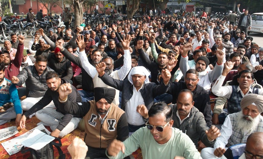 कुरुक्षेत्र। लघु सचिवालय के बाहर रोष जताते कर्मचारी। संवाद