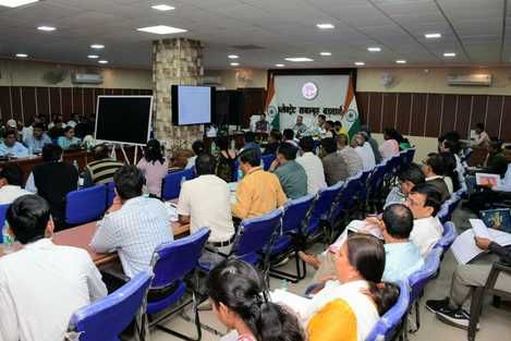 प्रभारी मंत्री ने ली जिले की समीक्षा बैठक