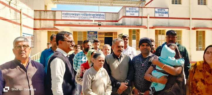 सिरोही। बाल कल्याण संरक्षण समिति द्वारा पिंडवाड़ा स्टेशन पर लावारिस हालत में मिले बच्चे को परिज