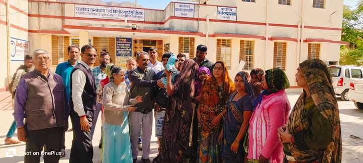सिरोही। बाल कल्याण संरक्षण समिति द्वारा पिंडवाड़ा स्टेशन पर लावारिस हालत में मिले बच्चे को परिज