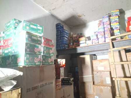 दौराला में गोदाम में मिले पटाखे दौराला में गोदाम में मिले पटाखे