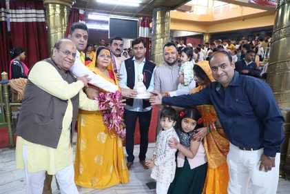 बाबा महाकाल के खजाने में पहुंचा रजत का छत्र व मुकुट बाबा महाकाल के खजाने में पहुंचा रजत का छत्र व मुकुट