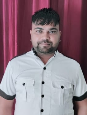 बागपत के पोस्टमार्टम हाउस पर पुलिसकर्मी को घटना की जानकारी देेते मृतक प्रमोद कुमार के परिजन। सं