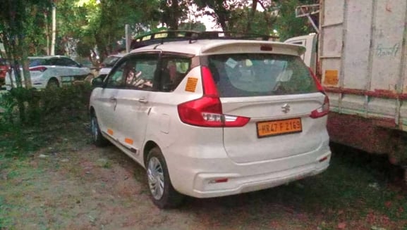 बागपत के पोस्टमार्टम हाउस पर पुलिसकर्मी को घटना की जानकारी देेते मृतक प्रमोद कुमार के परिजन। सं
