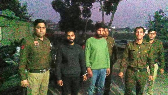 बागपत के पोस्टमार्टम हाउस पर पुलिसकर्मी को घटना की जानकारी देेते मृतक प्रमोद कुमार के परिजन। सं