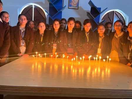 बड़ौत में कैंडल मार्च निकालते रॉयल हेल्पलाइन संगठन के सदस्य। स्रोत स्वयं बड़ौत में कैंडल मार्च निकालते रॉयल हेल्पलाइन संगठन के सदस्य। स्रोत स्वयं