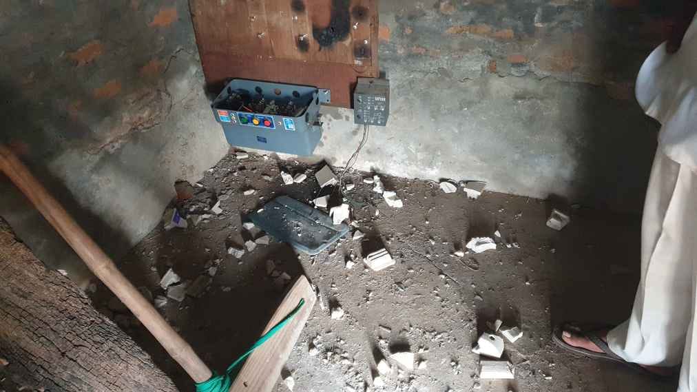 चौसाना क्षेत्र के गांव सकोती में टयूबवेल में चोरी के बाद घटना की जानकारी लेते लोग । स चौसाना क्षेत्र के गांव सकोती में टयूबवेल में चोरी के बाद घटना की जानकारी लेते लोग । स