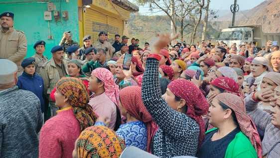 चिट्टे से हुई युवक की मौत से लूहरी में ढाई घंटे चक्का जाम करते हुए। संवाद चिट्टे से हुई युवक की मौत से लूहरी में ढाई घंटे चक्का जाम करते हुए। संवाद
