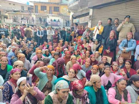 चिट्टे से हुई युवक की मौत से लूहरी में ढाई घंटे चक्का जाम करते हुए। संवाद चिट्टे से हुई युवक की मौत से लूहरी में ढाई घंटे चक्का जाम करते हुए। संवाद