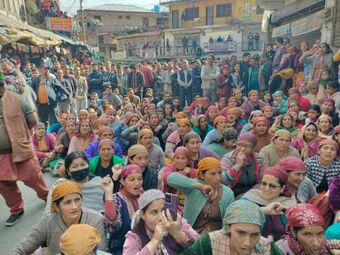 चिट्टे से हुई युवक की मौत से लूहरी में ढाई घंटे चक्का जाम करते हुए। संवाद चिट्टे से हुई युवक की मौत से लूहरी में ढाई घंटे चक्का जाम करते हुए। संवाद
